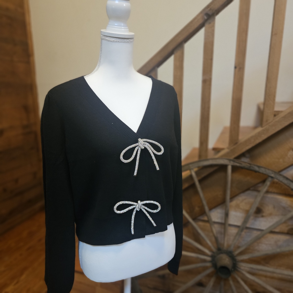 Belledini  Elegant Black V-Neck Sweater with Bow Details - Picture 6 of 10